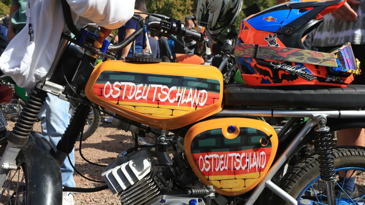 Simson-Ausfahrt mit Spitzenkandidat AFD Siegmund: 23.08.2026, Sachsen-Anhalt, Quedlinburg: Ein Simson Moped steht auf einem Parkplatz in Quedlinburg. Sachsen-Anhalts AFD Spitzenkandidat Siegmund lud zu einer Simson-Ausfahrt ein. Mehr als 5000 Teilnehmer waren gekommen. Foto: Matthias Bein/dpa +++ dpa-Bildfunk +++