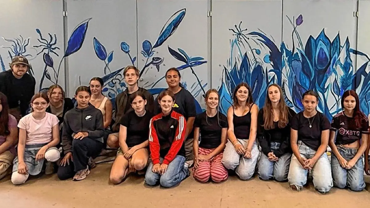 Besonders stolz waren die Schüler auf ihre Kunstwerke im Schulgebäude, bei denen sie der Hornberger Künstler José Schloss (hinten links) unterstützte.