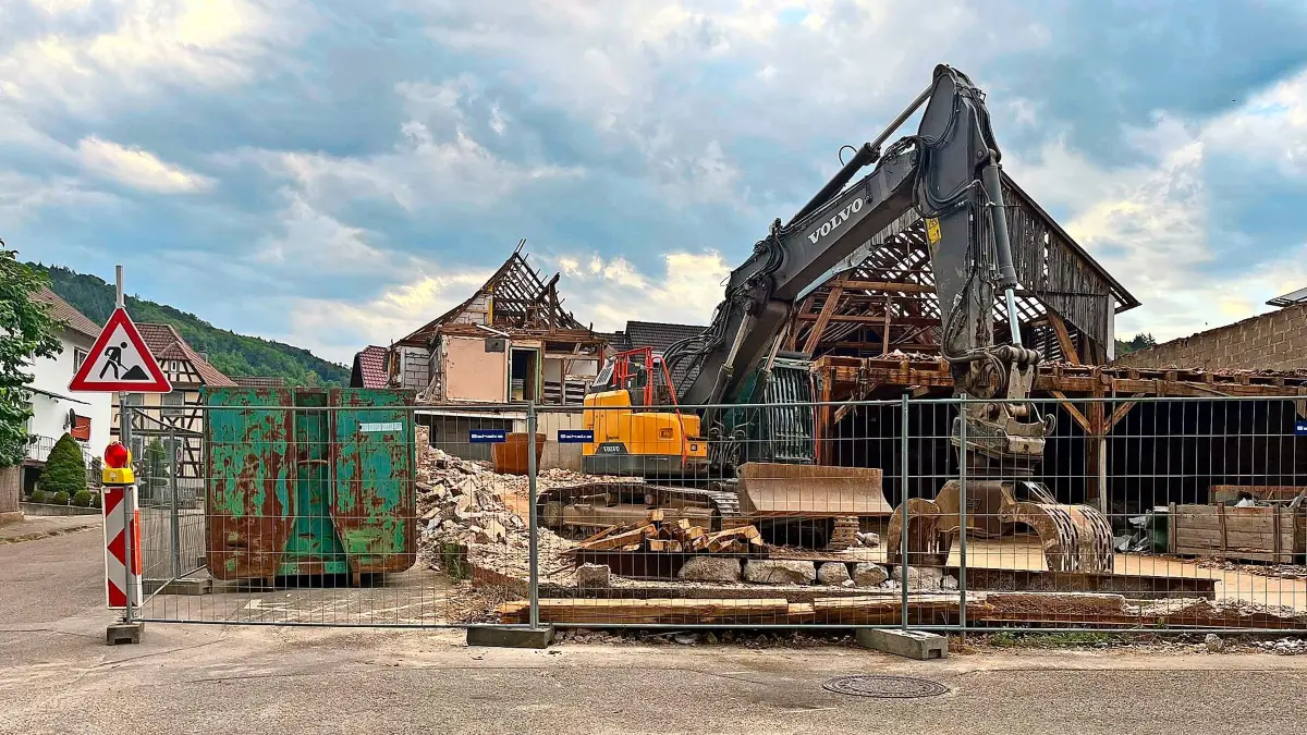 Der Rückbau des Ökonomiegebäudes in der Oberweirer Straße/Vogelbachstraße ist in vollem Gange.