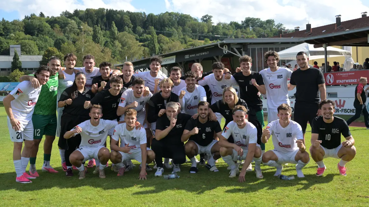 Die Spieler des FC 08 Villingen stellten sich nach dem 5:0 in Gmünd zu einem Teambild auf. Foto: Eibner-Pressefoto/Tobias Baur