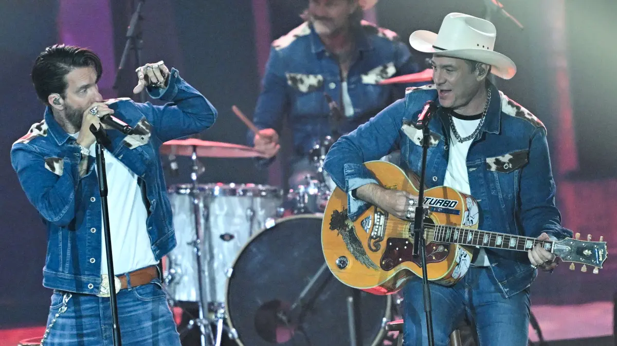 Alec Völkel (links) und Sascha Vollmer von der Band BossHoss: Sie sind die großen Stars des Jubiläumswochenendes der SG Empfingen (Archivfoto).