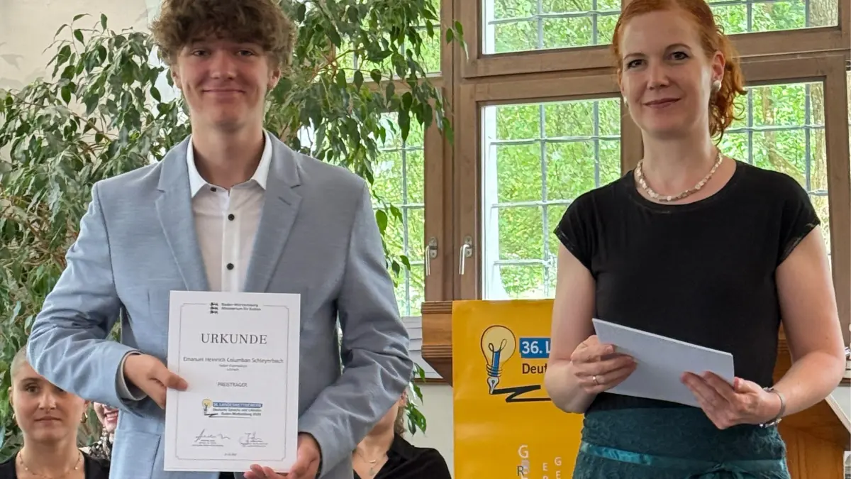 Stolz auf seine Urkunde im Landeswettbewerb ist Emanuel Schleyerbach, hier mit Margret Fetzer vom Ministerium für Kultus zu sehen