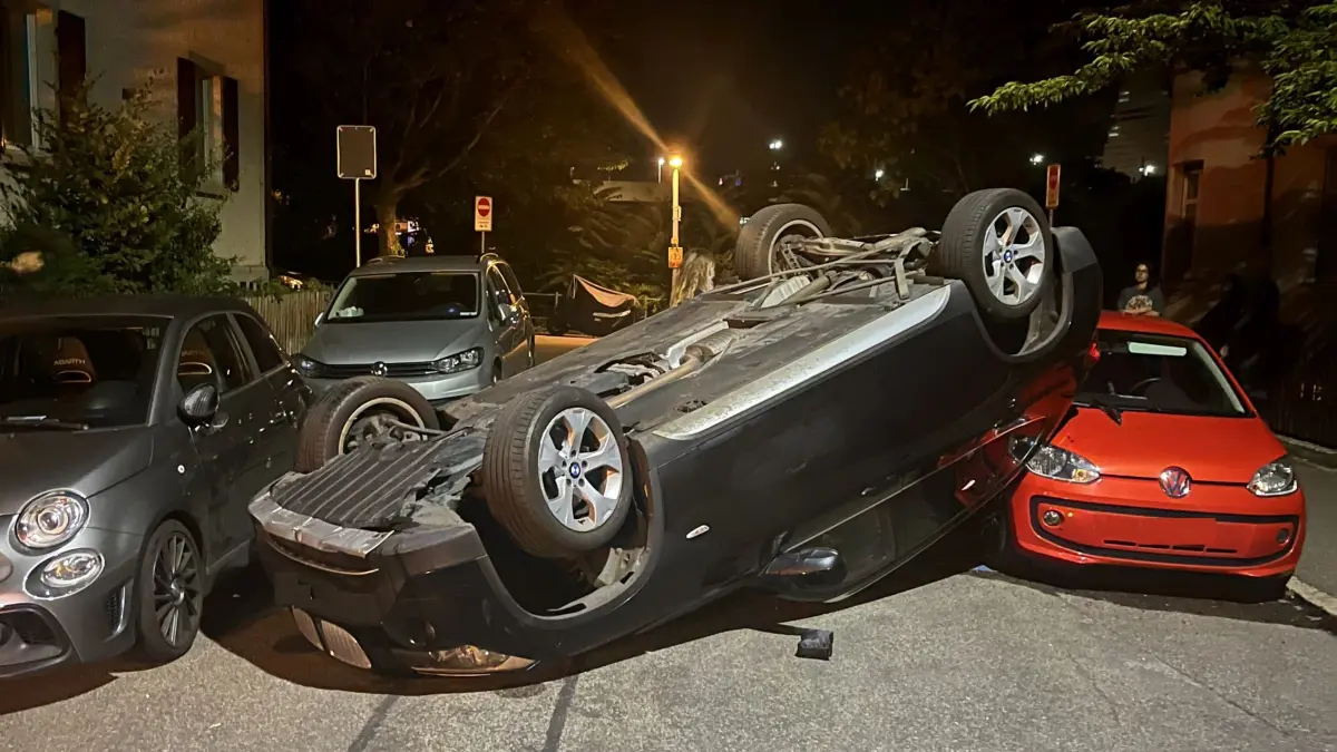 Das Auto der 25-Jährigen hatte sich überschlagen, blieb auf dem Dach liegen und musste abgeschleppt werden.