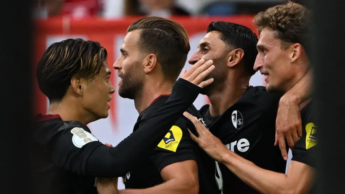 Fortuna Düsseldorf - SC Freiburg: 23.08.2026, Nordrhein-Westfalen, Düsseldorf: Fußball, Männer: DFB-Pokal, Fortuna Düsseldorf - SC Freiburg, 1. Runde, in der Merkur Spiel-Arena, Lucas Höler (2.v.l., SC Freiburg) jubelt über das Tor zum 0:1 mit seinen Teamkollegen Vincenzo Grifo (2.v.r.) und Patrick Osterhage (r). Foto: Federico Gambarini/dpa - WICHTIGER HINWEIS: Gemäß den Vorgaben der Bundesliga bzw. des DFB Deutscher Fußball-Bund ist es untersagt, in dem Stadion und/oder vom Spiel angefertigte Fotoaufnahmen in Form von Sequenzbildern und/oder videoähnlichen Fotostrecken zu verwerten bzw. verwerten zu lassen. +++ dpa-Bildfunk +++