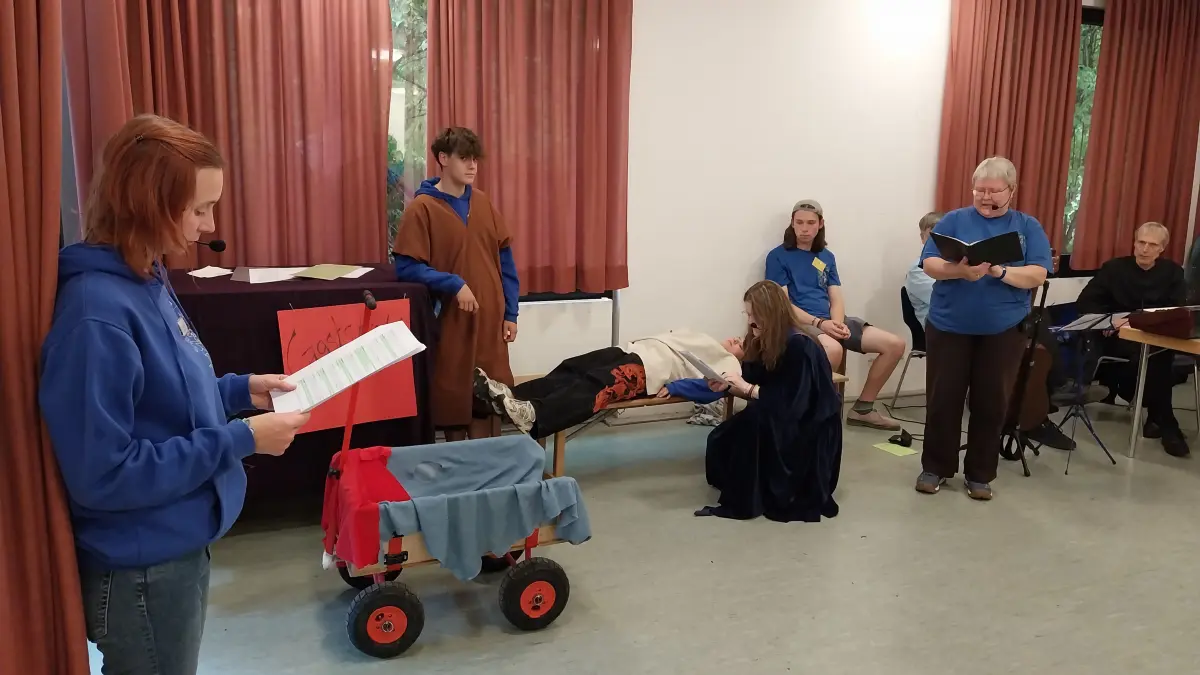 Im Mittelpunkt des Abschlussgottesdienstes auf dem Ferienwaldheim Ebingen stand das Gleichnis "Der barmherzige Samariter".