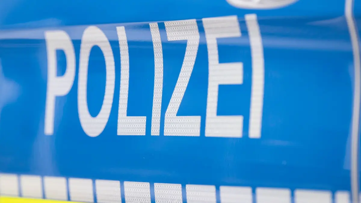 Symbolbild Polizei: ARCHIV - 25.08.2023, Hessen, Offenbach/M.: Der Schriftzug «Polizei» ist auf einem Streifenwagen zu lesen. (zu dpa: «Nach Unfall am Sonntag: Motorradfahrer verstorben») Foto: Boris Roessler/dpa +++ dpa-Bildfunk +++