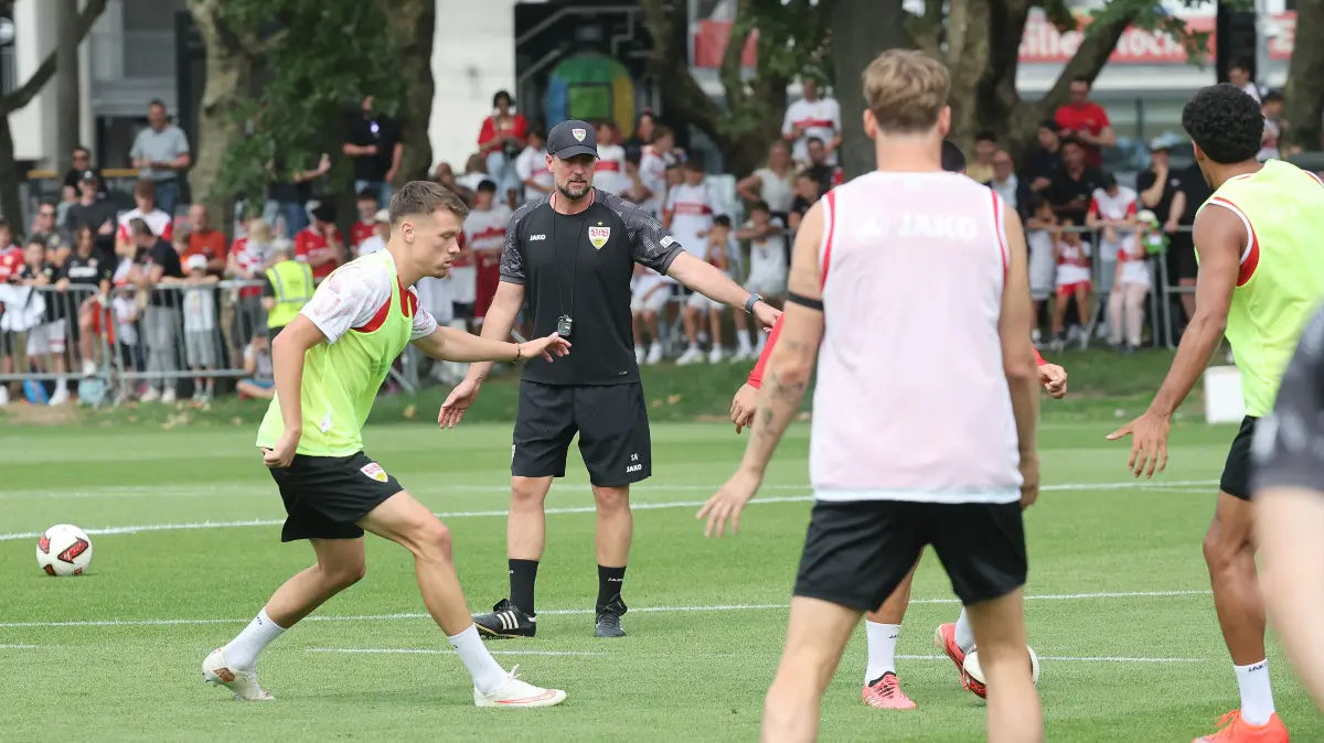 Training VfB Stuttgart : BAU // Stuttgart , Fußball Training VfB Stuttgart , Sebastian Hoeneß