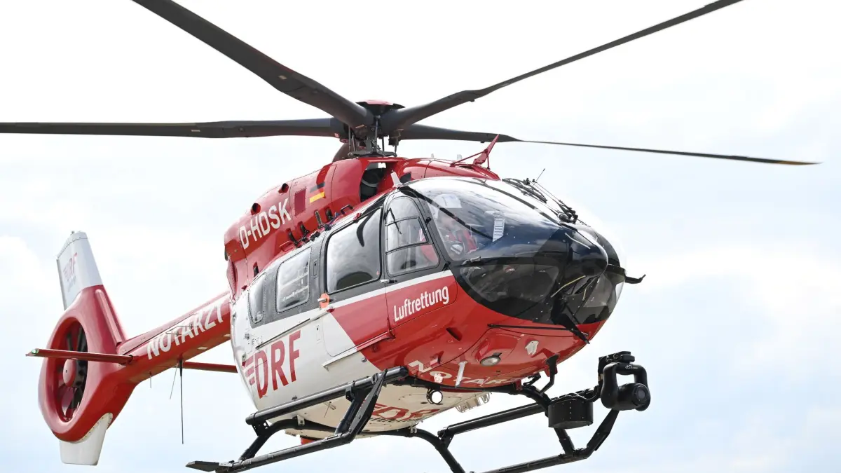 Rettungshubschrauber: ARCHIV - 17.03.2025, Baden-Württemberg, Kornwestheim: Ein Hubschrauber der Deutschen Luftrettung fliegt bei einem Rettungseinsatz. (zu dpa: «Motorradunfall: Zwei Minderjährige lebensgefährlich verletzt») Foto: Bernd Weißbrod/dpa +++ dpa-Bildfunk +++