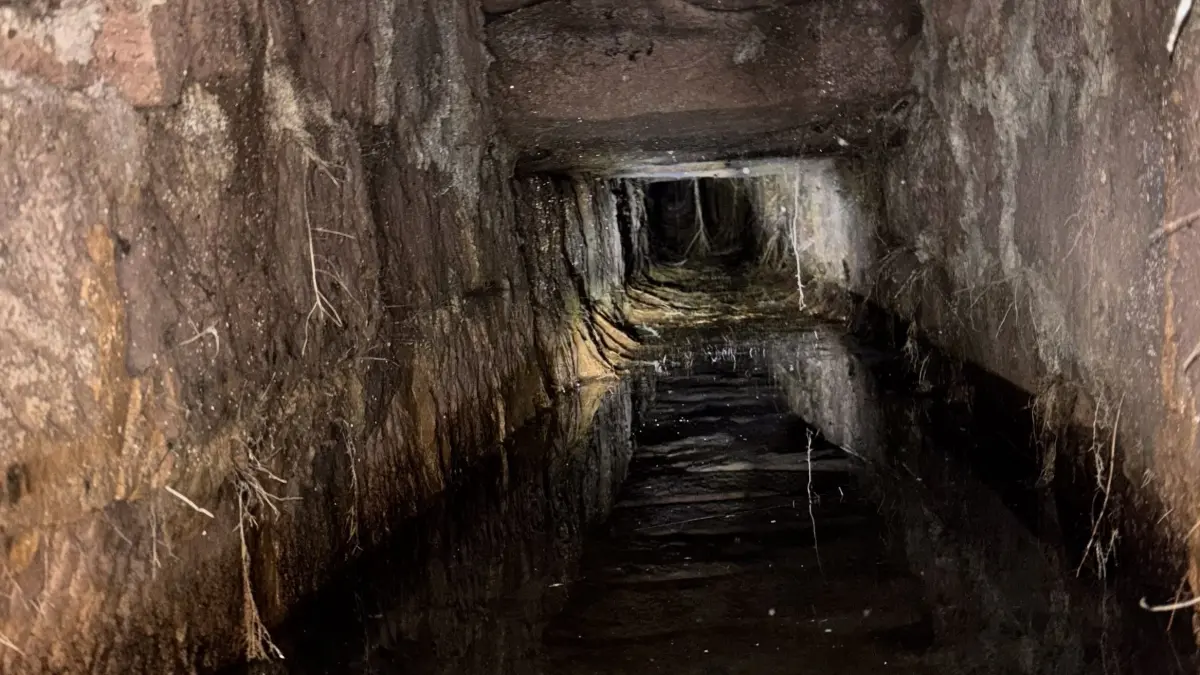 Die Quellfassung der „Oberen Eckkopfquelle“ ist ein mehr als fünf Meter langer Tunnel in den Berg.