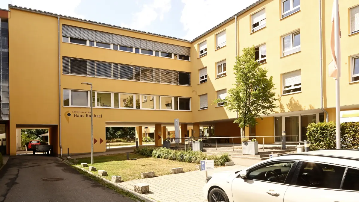 Das Haus Raphael (August 2026) ist ein von der Keppler-Stiftung getragenes Seniorenzentrum mit Wohn- und Pflegeangeboten, Tagesbetreuung und einem offenen Mittagstisch im "Café Paula" für alle.