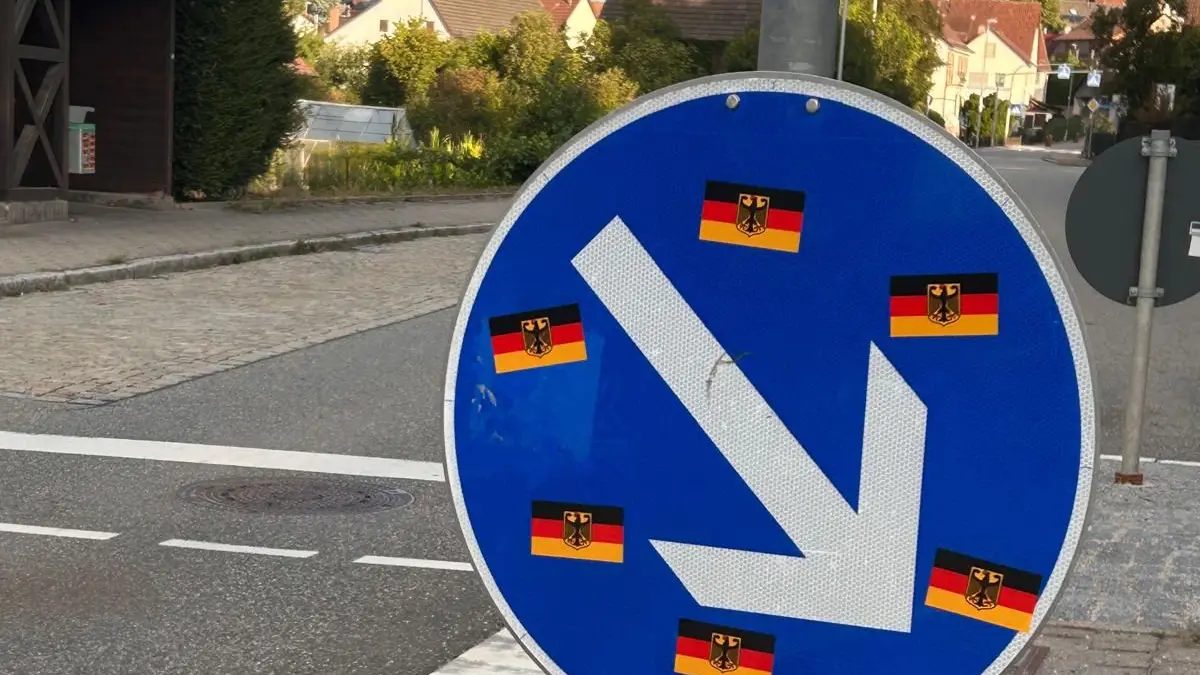 Unbekannte haben am Wochenende zahlreiche Stellen in Empfingen mit Deutschland-Aufklebern beklebt. Betroffen sind auch Verkehrsschilder – die Gemeinde sucht nun nach den Verursachern.