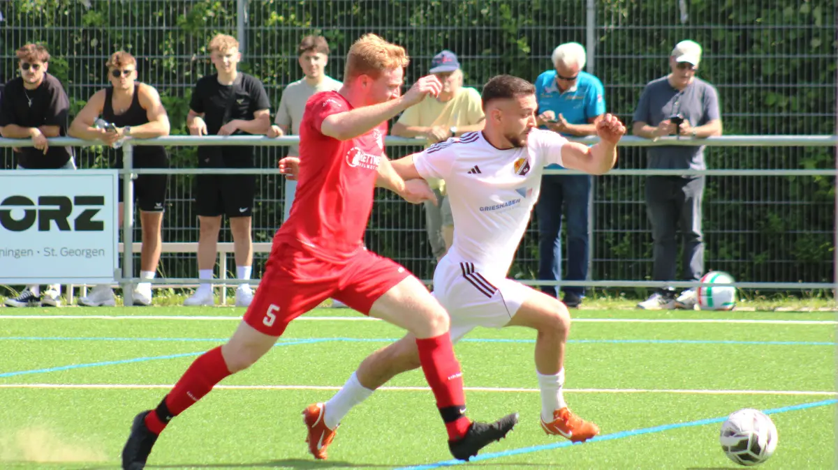 Lars Rohrer (links, gegen den Laufenburger Sandro Knab) verlor mit Pffafrenweiler vor 14 Monaten das Relegationsspiel mit 2:5.