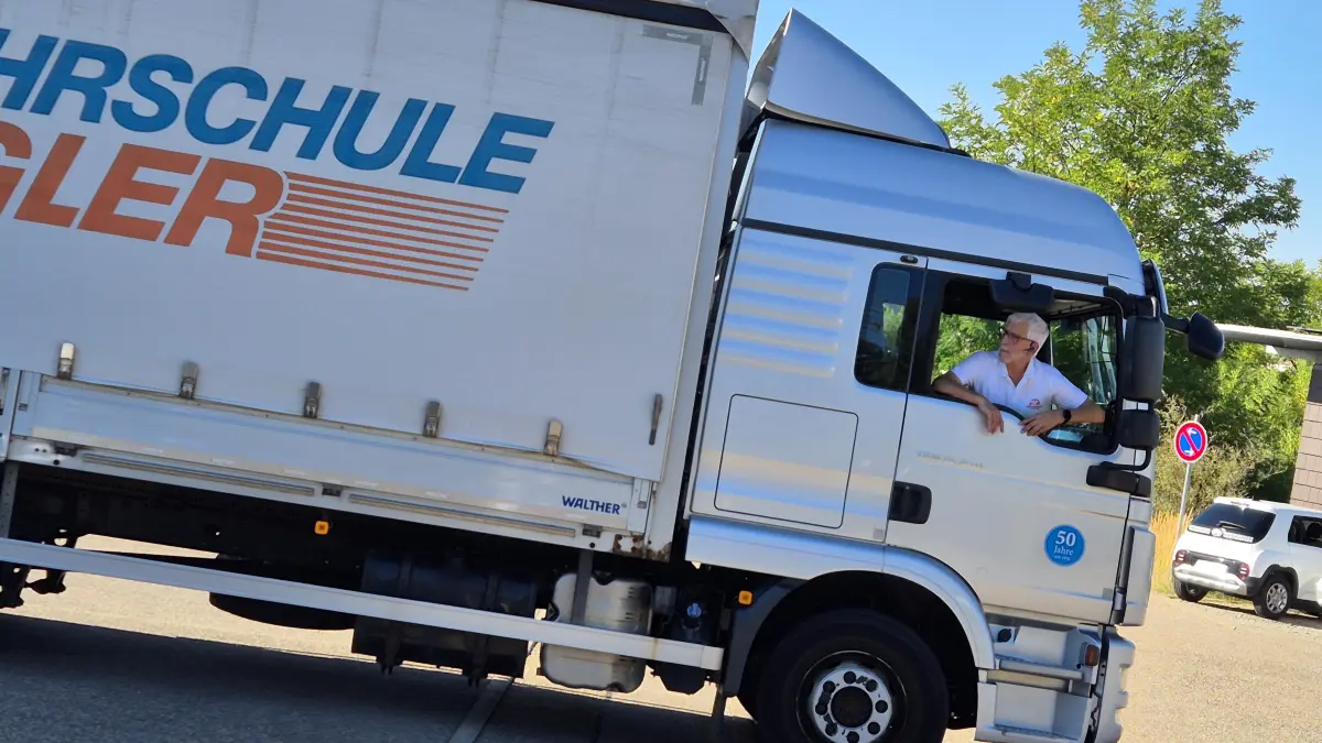 Auch mit 80 Jahren bildet Unternehmensgründer Norbert Ziegler mit Herzblut aus, wie hier bei der Fahrstunde mit einem künftigen Berufskraftfahrer.