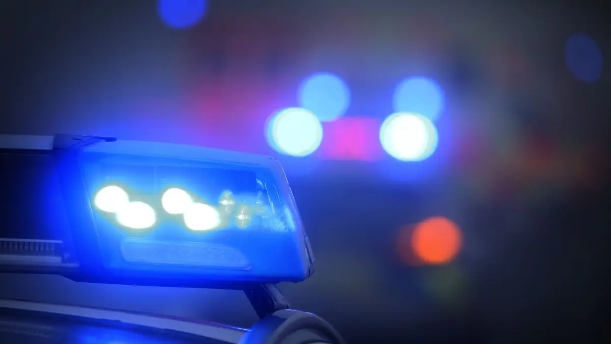 Polizei: ARCHIV - 10.11.2019, Bayern, Marktbreit: Ein Polizeiauto mit eingeschaltetem Blaulicht steht an einer Unfallstelle. (Symbolbild) (zu dpa: «Explosion an Mehrfamilienhaus – vier Verletzte») Foto: Karl-Josef Hildenbrand/dpa +++ dpa-Bildfunk +++