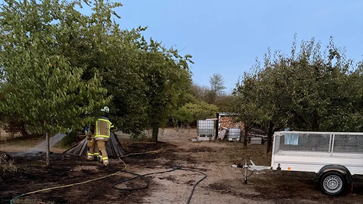 Das Feuer brach im Bereich eines Schrebergartens aus und griff auf ein angrenzendes Feld über-