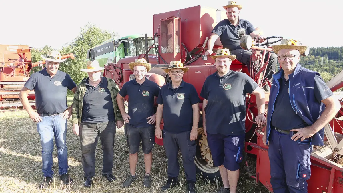 Die Dreschergemeinschaft Randen mit Peter Gleichauf (von links), Gerhard Greitmann, Marius Gleichauf, Frank Greitmann, Martin Gleichauf, Christian Greitmann und Jochen Gleichauf bringt dem Publikum die Landwirtschaft von einst näher.