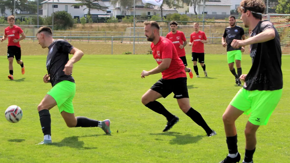 Florian Ehnis (Mitte) verpasste für die SG Deißlingen/Lauffen den 4:4-Ausgleichstreffer.