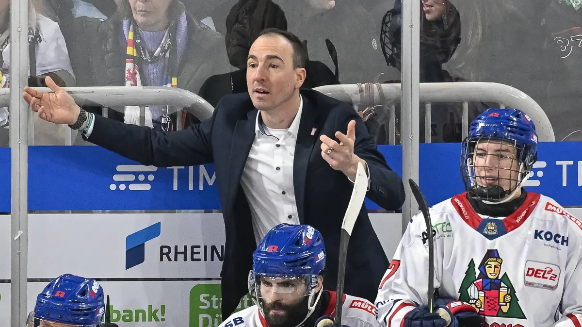 Eishockey DEL2 - 25/26 - 30.Spieltag: Düsseldorfer EG vs EHC Freiburg am 2.1.2026 im PSD Bank Dome in Düsseldorf Freiburgs Head Coach Juraj Faith und Freiburgs Assistant Coach Simon Danner, der wild gestikuliert *** Ice hockey DEL2 25 26 30 Matchday Düsseldorfer EG vs EHC Freiburg on 2 1 2026 at the PSD Bank Dome in Düsseldorf Freiburgs Head Coach Juraj Faith and Freiburgs Assistant Coach Simon Danner gesticulating wildly WD