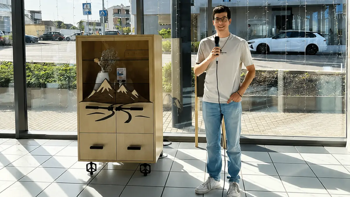 Jeremy Bohnert aus Villingen präsentiert sein Gesellenstück, er arbeitet bei dem Unternehmen Schreinerei und Innenausbau Florian Jordan, Villingen-Schwenningen.