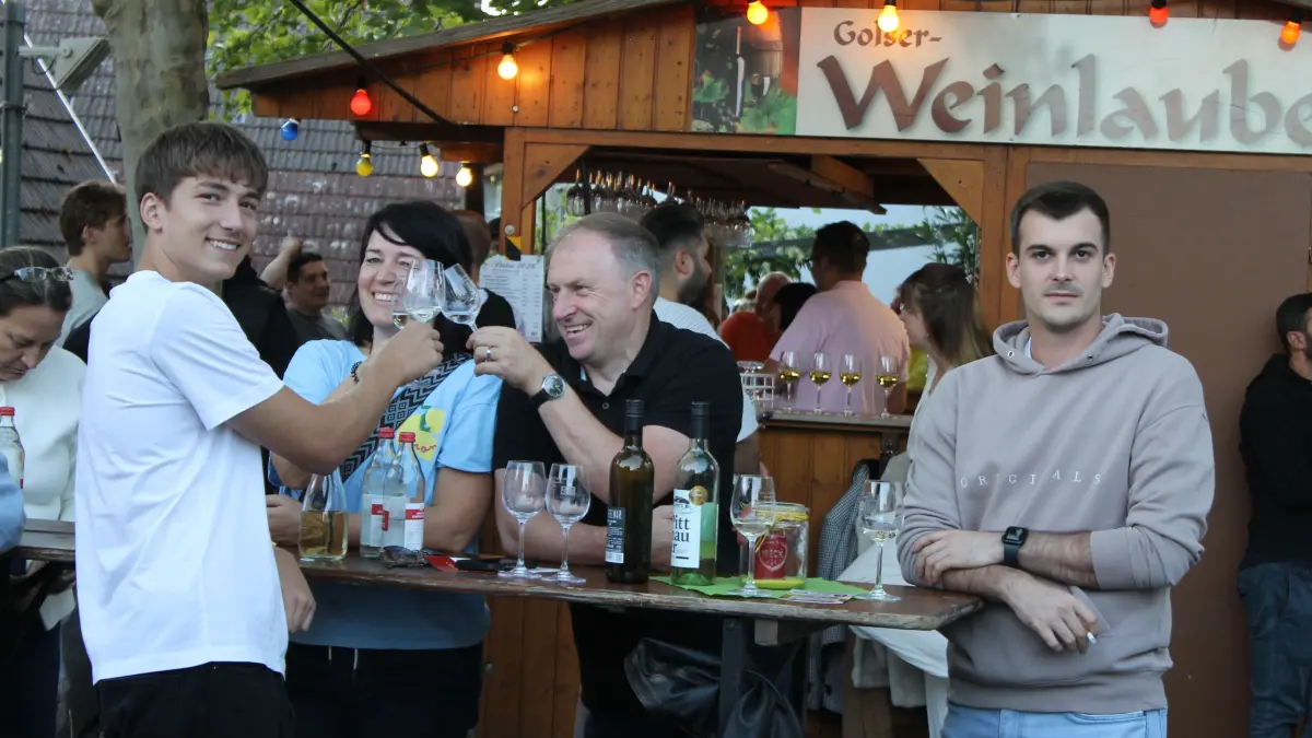 Dicht umlagert war stets die Weinlaube, aus der man die besten Weine Golser Winzer verkosten konnte.