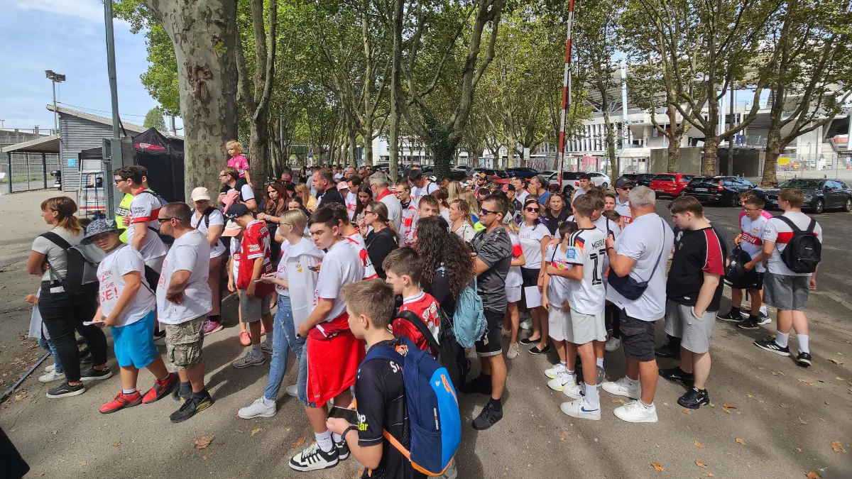 Training VfB Stuttgart : BAU // Stuttgart , Fußball Training VfB Stuttgart , Fans warten auf den Einlass