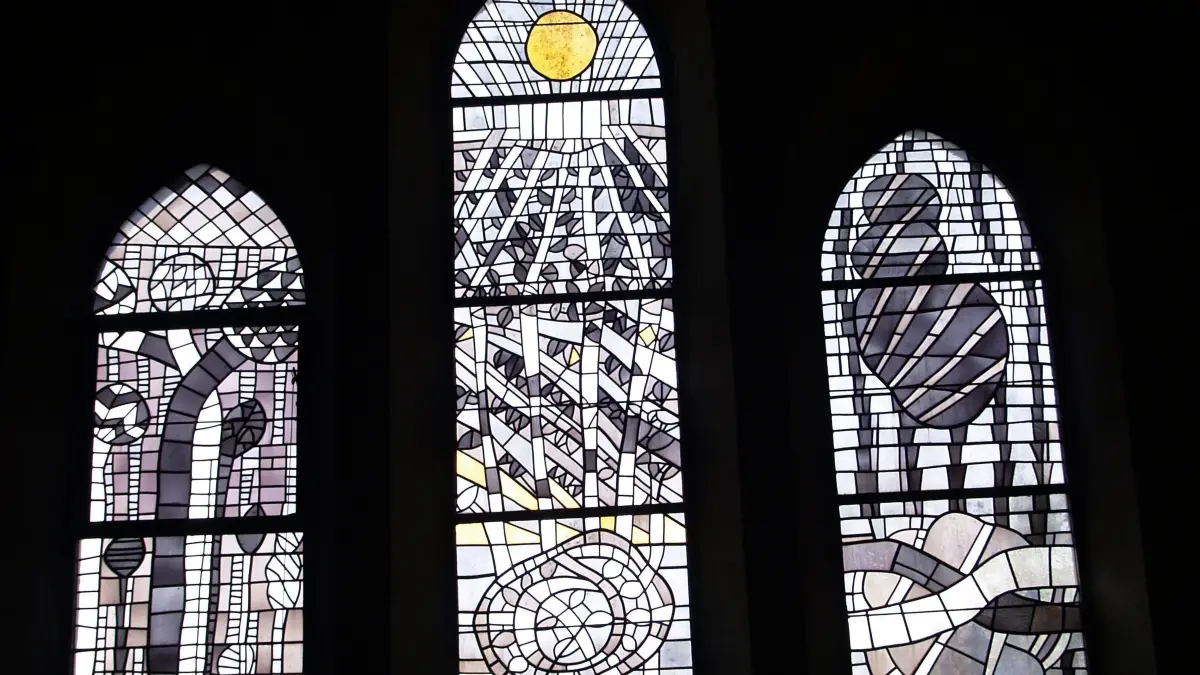 Die Grenzacher Dorfkirche verfügt über Fenster von Emil Wachter.