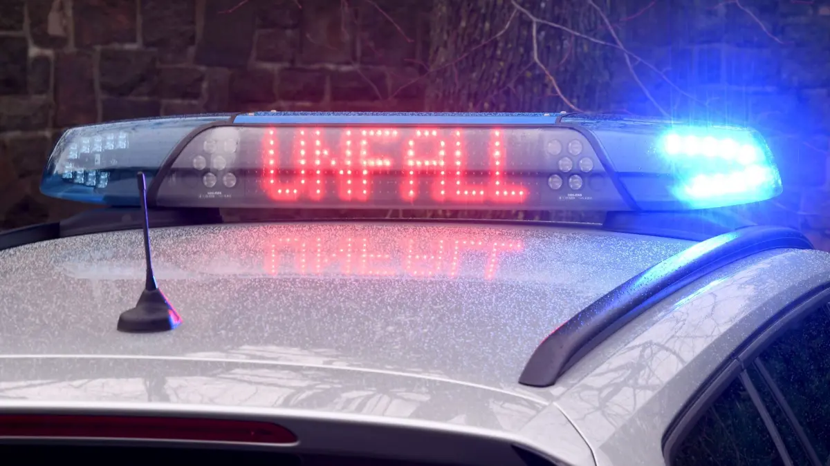 Polizei: ARCHIV - 19.02.2020, Schleswig-Holstein, Kiel: Die Leuchtschrift «Unfall» ist auf dem Dach eines Streifenwagens der Polizei zu sehen. (zu dpa: «64-Jährige stirbt nach Unfall bei Bosau im Krankenhaus») Foto: Carsten Rehder/dpa +++ dpa-Bildfunk +++