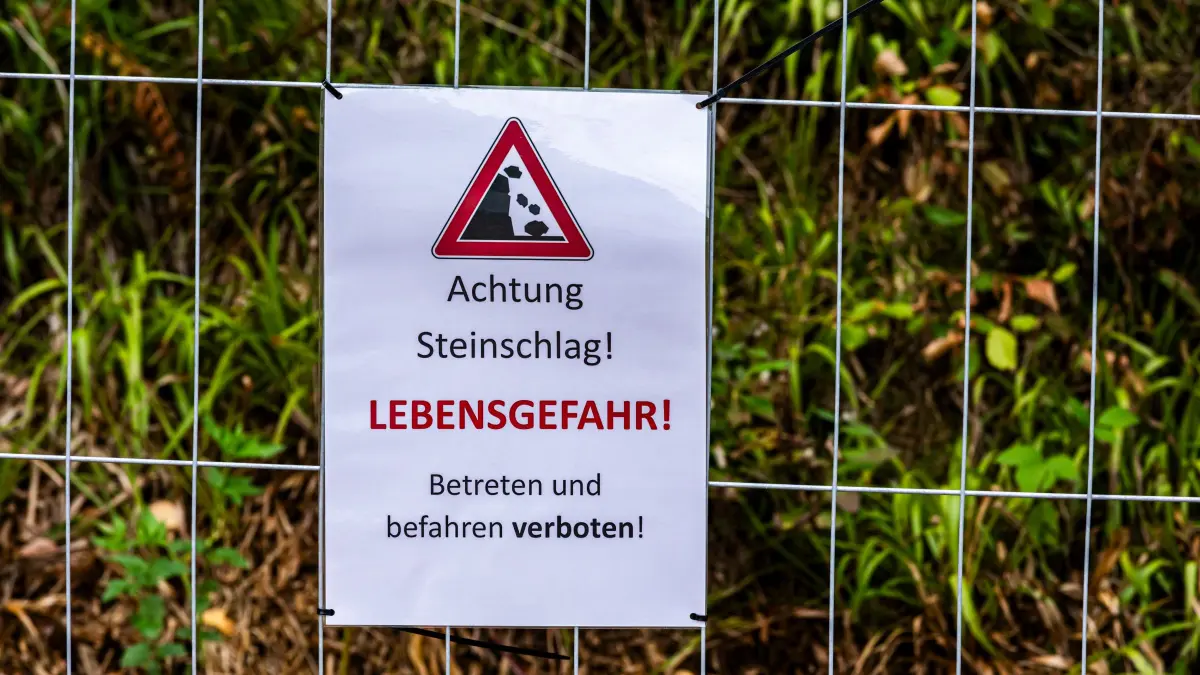 Die Straße bleibt vorerst gesperrt.