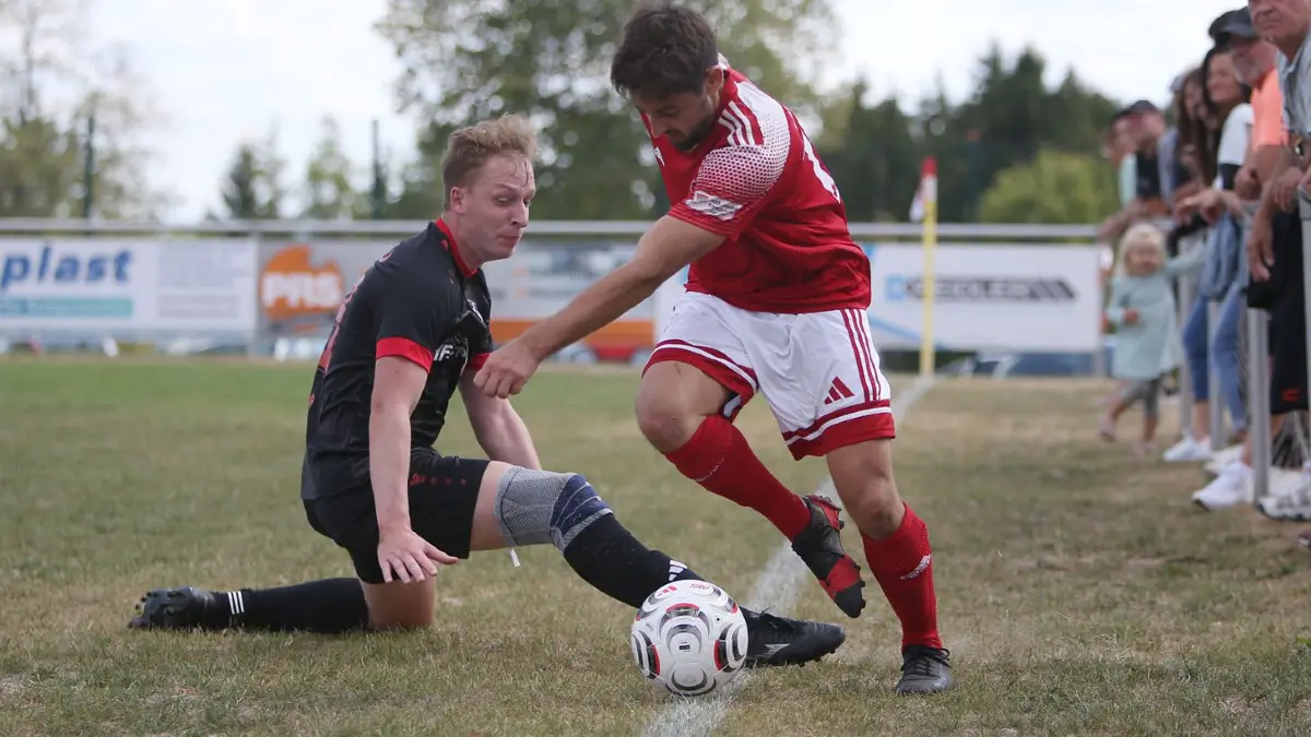 Für Manuel Friedel (am Ball) und die SF Salzstetten war es ein gelungener Auftakt in die Bezirksliga-Saison.