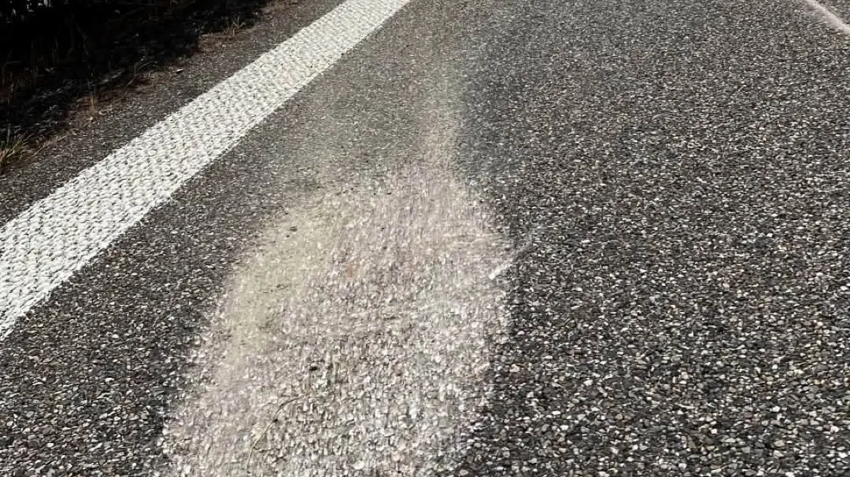 Die Fahrbahn wurde bei dem Unfall beschädigt.