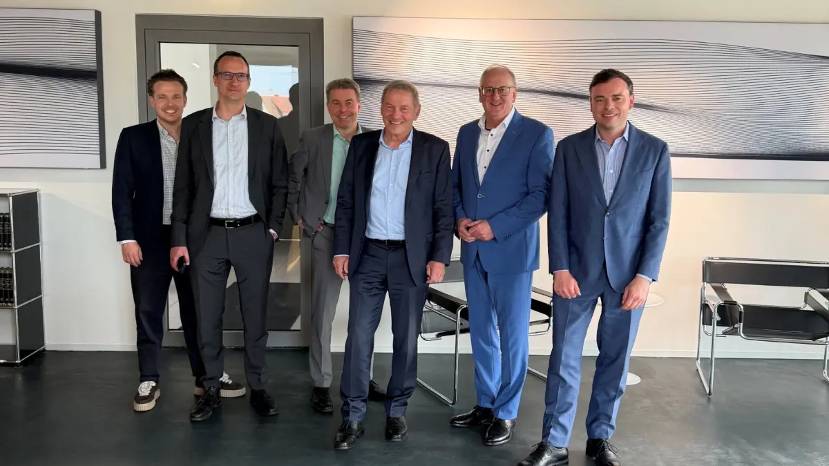 Freuen sich über die Auszeichnung der Anwaltskanzlei Ziefle Unger (von links): Julius Wick (COO ZU), Dr. Simon Marschke (Partner ZU), Bürgermeister Hagen Breitling, Wolfgang Ziefle (Partner ZU), Oberbürgermeister Jürgen Großmann, Dr. David Ziefle (Partner ZU).