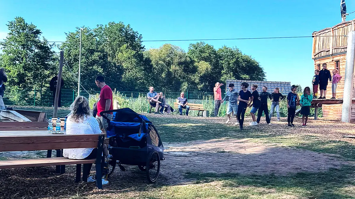 Viele Kinder -über 40 Kids- waren schon am frühen Morgen beim Piratenschiff.
