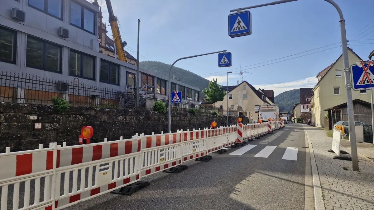 Die Höfener Straße ist im Bereich der Fünf-Täler-Schule nur einseitig befahrbar.