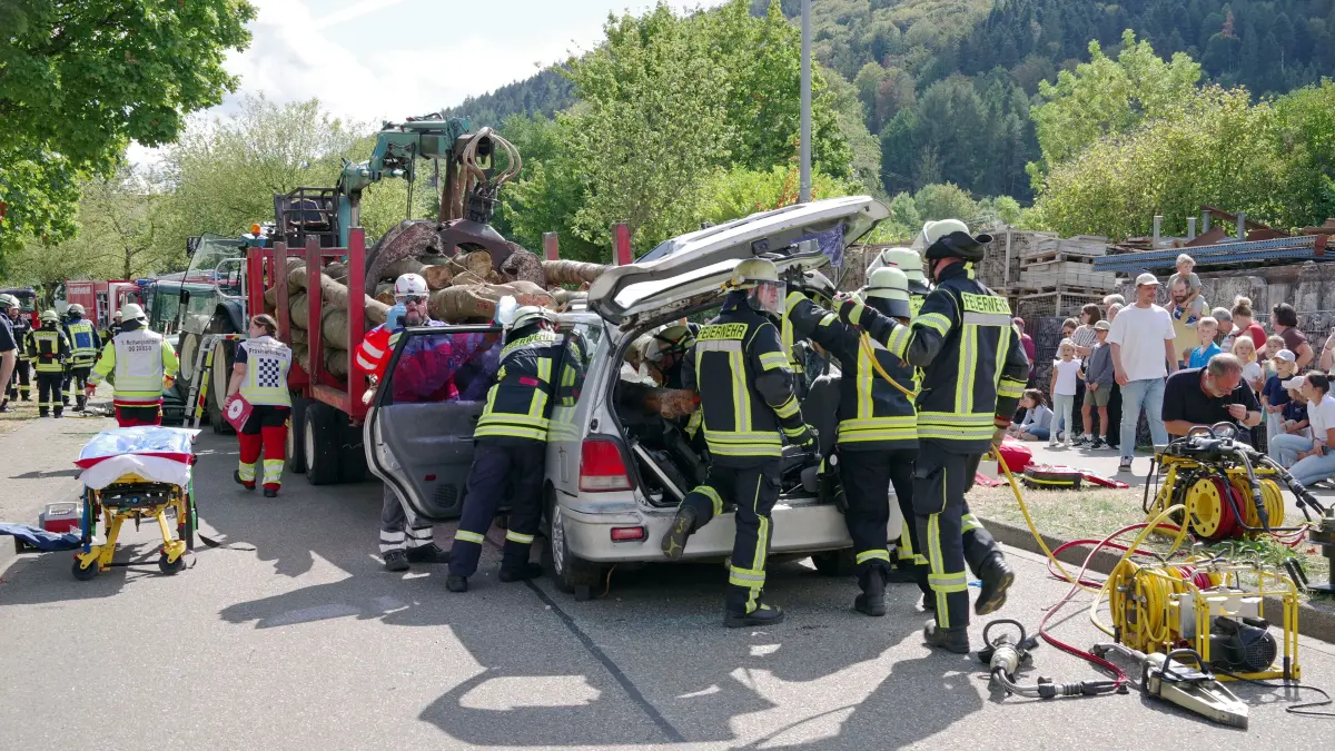 Die Einsatzkräfte mussten in dem Szenario der Übung unter anderem die verletzten und eingeklemmten Personen befreien.