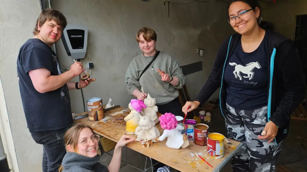Studenten bemalen die Wichtelfiguren.