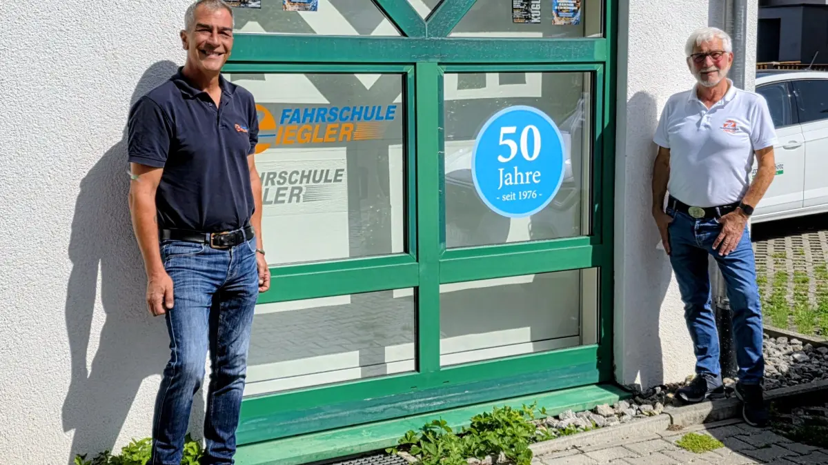 Norbert Ziegler (rechts) und Michael Ziegler feiern im September das 50-jährige Bestehen ihrer Fahrschule.