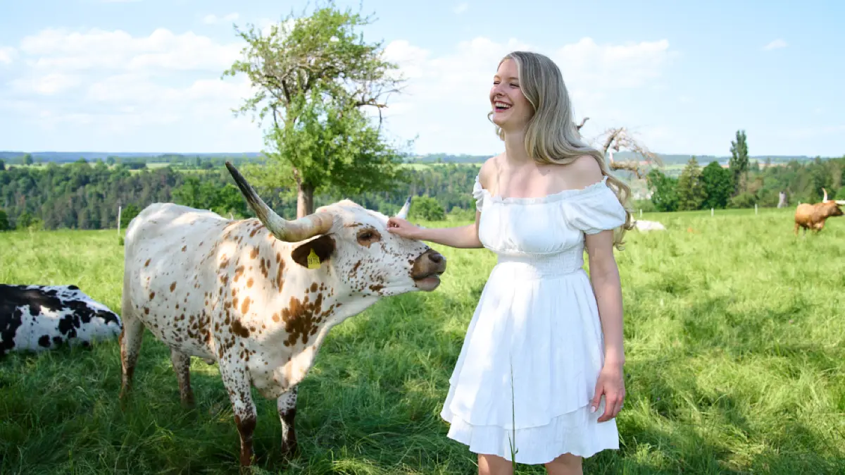 In der Sendung „Lecker aufs Land“ des SWR öffnen Landfrauen aus dem Südwesten ihre Höfe und Küchen, kochen mit Produkten aus eigener Herstellung und geben Einblicke in ihren Hofalltag. Am Montag, 31. August, stellt Paula Altner um 20.15 Uhr ihren Hof Rosenfeld in Sulz-Holzhausen vor.