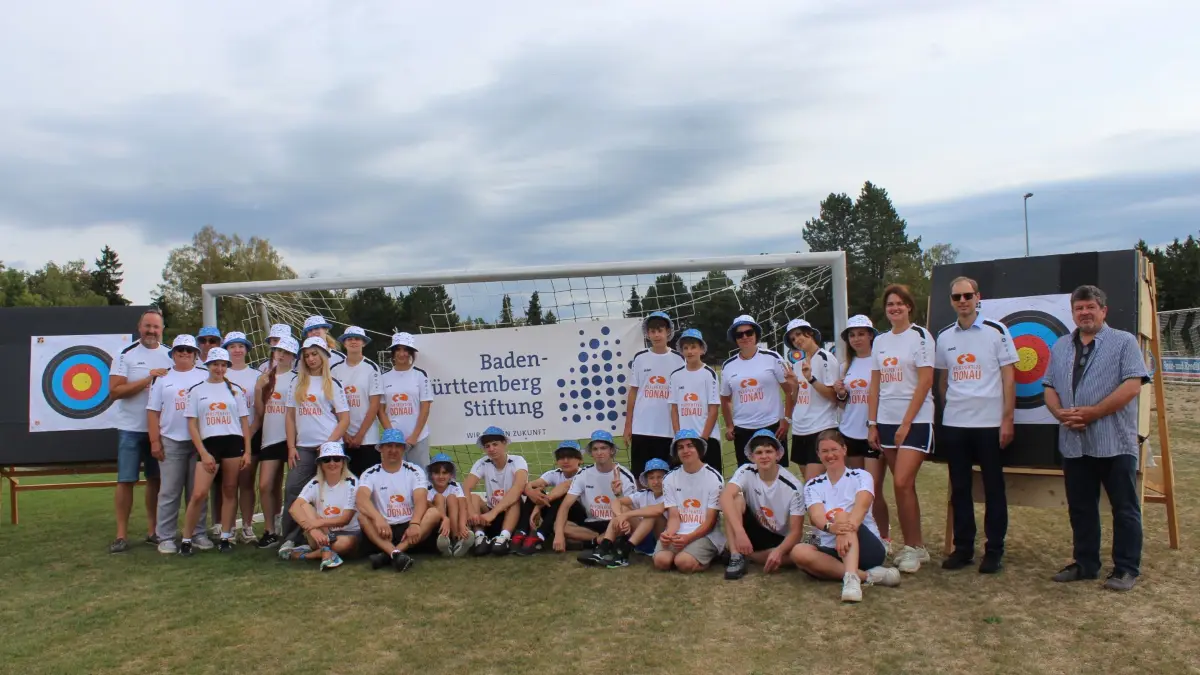 Bürgermeister Torben Dorn besucht das deutsch-ukrainische Jugendcamp auf dem Dauchinger Sportgelände. Dort trainieren deutsche und ukrainische Jugendliche mit ihren Trainern das Bogenschießen. Mit auf dem Bild ist Wolfgang Müller (rechts) vom Steinbeis-Innovationszentrum „Wissen + Transfer“.