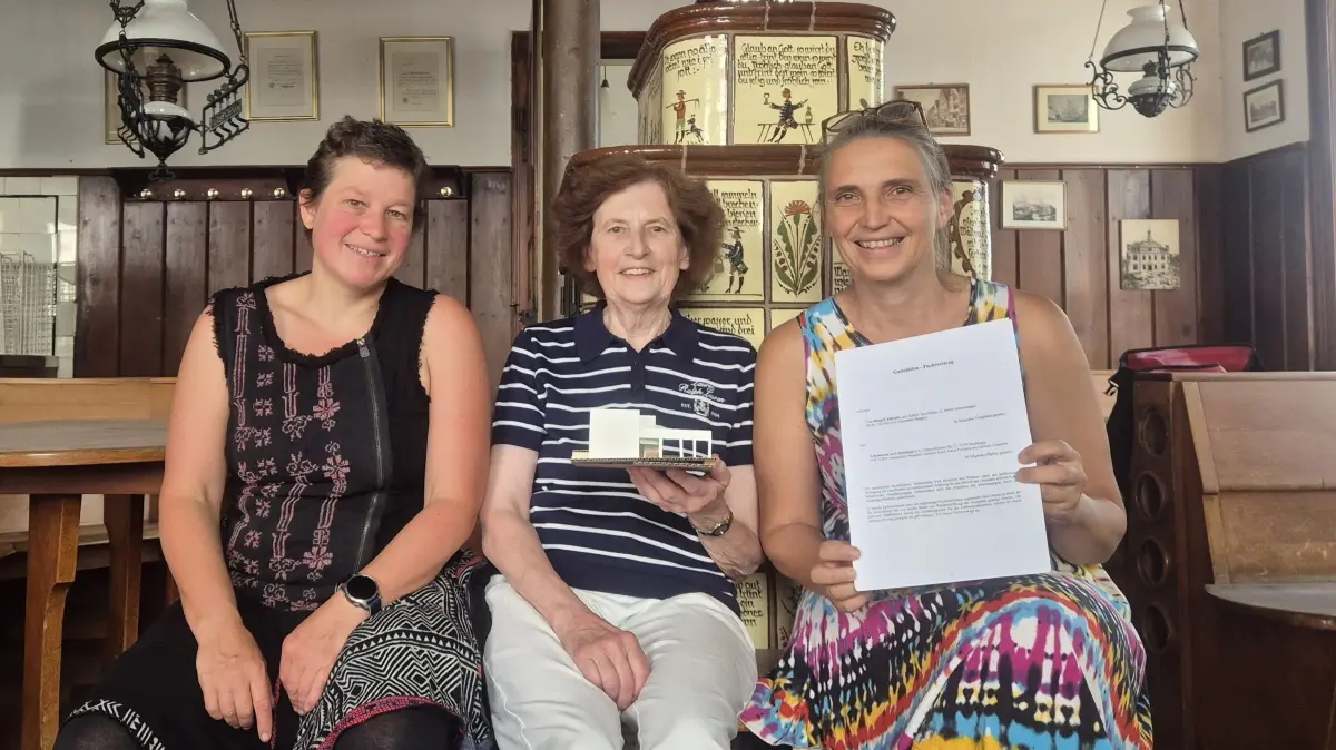 Gabriele Lamparter (links) und Almut Petersen (rechts) haben in Vertretung für den AK Asyl den Pachtvertrag mit der Eigentümerin Margit Albrecht unterschrieben.
