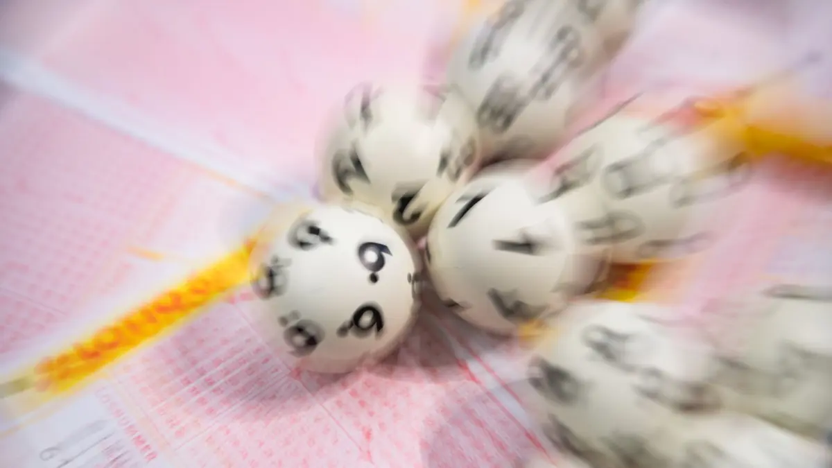 Lotto: ARCHIV - 08.01.2020, Baden-Württemberg, Stuttgart: Lotto-Kugeln liegen auf einem Lottoschein (gestellte Szene - Aufnahme mit Zoomeffekt). (zu dpa: «Lotto-Spieler aus dem Südwesten räumt Millionengewinn ab») Foto: Tom Weller/dpa +++ dpa-Bildfunk +++