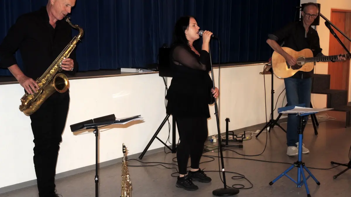 Bernd Kasper (von links), Hannah Schiekofer und Roland Jäckle verliehen dem Abend musikalischen Glanz.