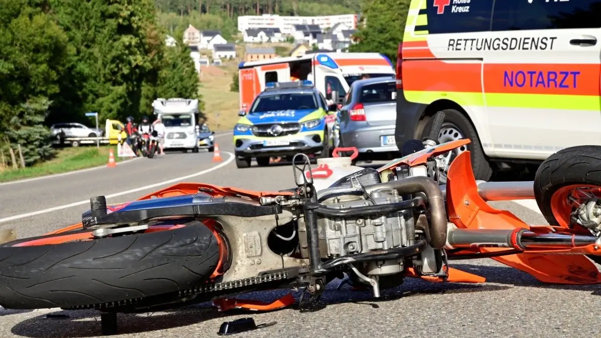 Schwer verletzt worden ist ein Motorradfahrer bei einem Unfall am Sonntagabend.