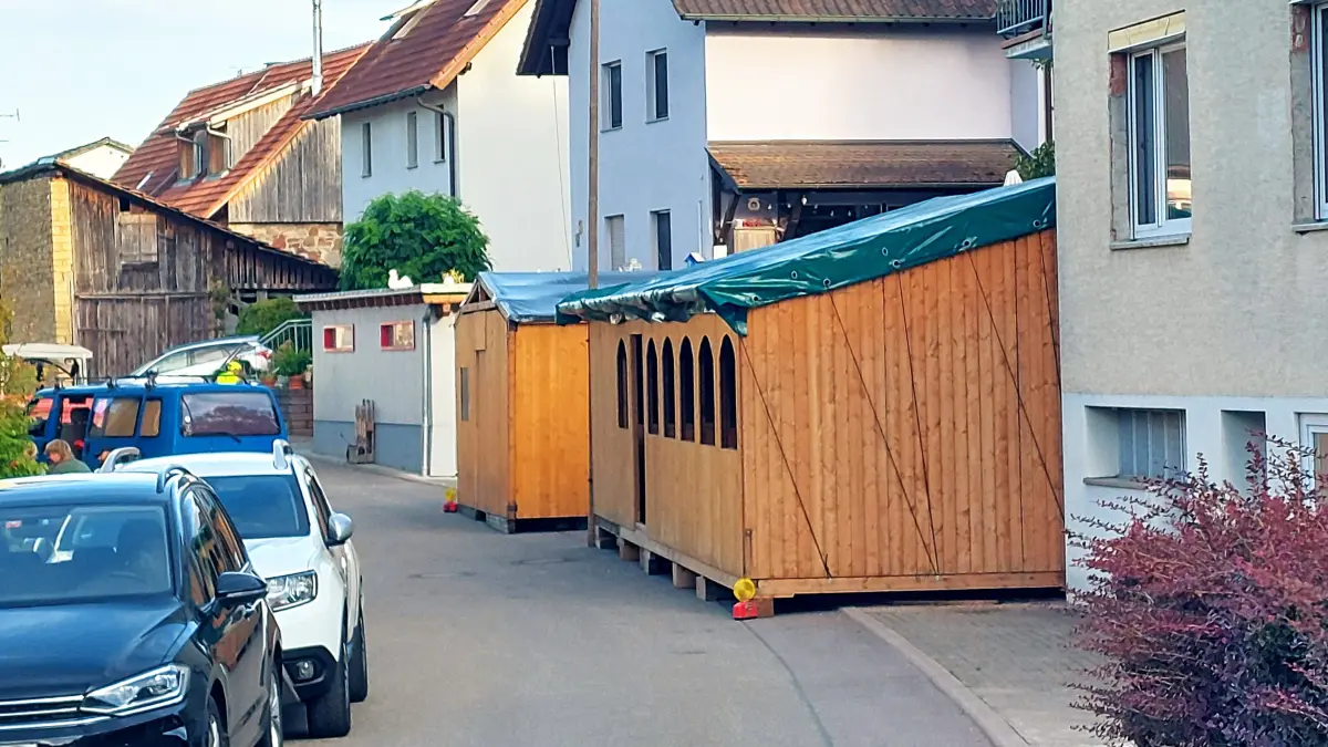 Die ersten Festhütten für das Schallbacher Zeechefest sind in der Dorfstraße aufgebaut worden.
