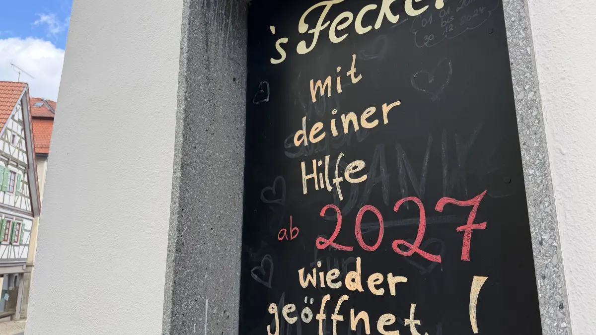 "Mit deiner Hilfe ab 2027 wieder geöffnet!", heißt es auf dem ehemaligen Eingang zur Kultkneipe Fecker in Hechingen – mit ausreichend Spenden wird das gelingen.
