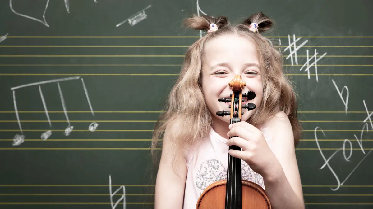 Mädchen mit Violine, lächelnd: Eleven der Musikschule Hoyerswerda präsentieren sich wieder mit einem musikalischen Schuljahresrückblick im Kufa-Garten. ⇥Symbolfoto: SimonsArt- ⇥PhotoVideo/stock.adobe.com