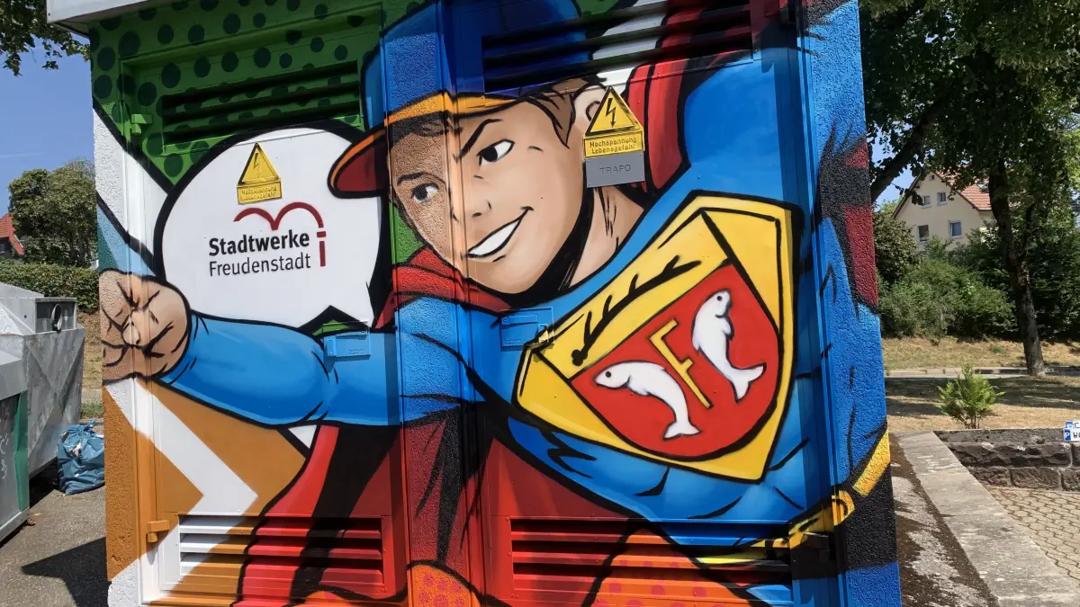 Traffo Superman öffnet alle Türen. Die der Trafo-Station der Stadtwerke in der Bahnhofstraße bleibt lieber doch noch geschlossen.