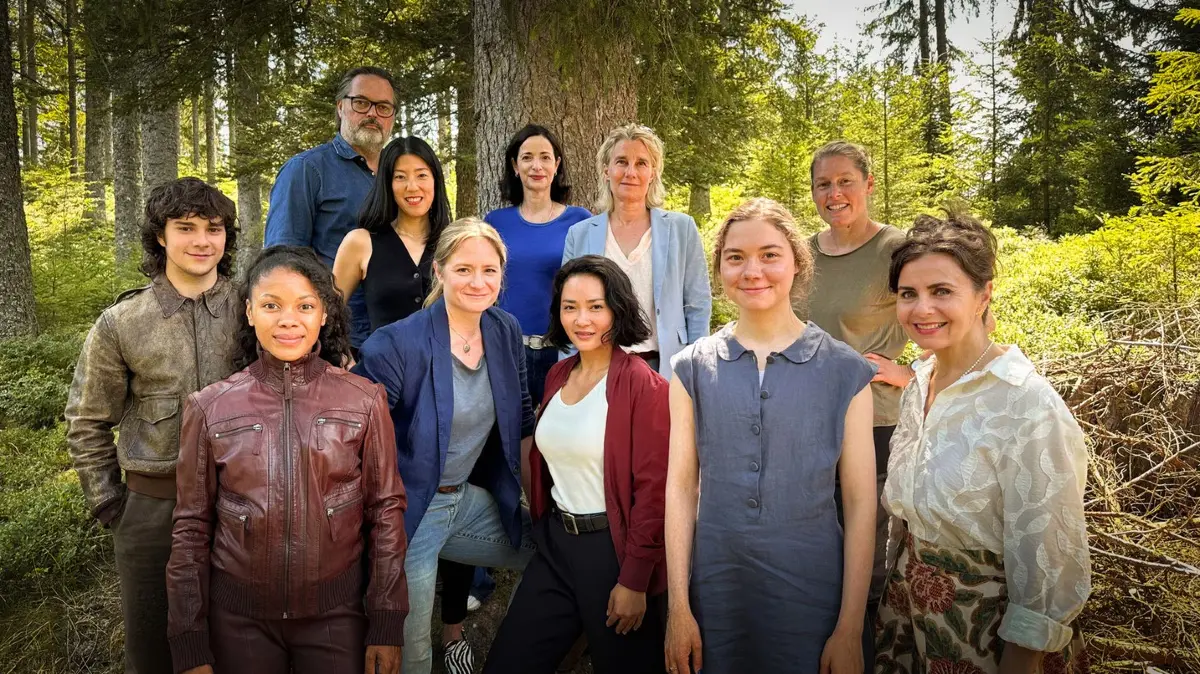Sind bald in Ettenheim am Werk: Regisseur Andreas Herzog (obere Reihe, links) mit (vorne, von links) Carlo Krammling, Gloria Odosi, Julia Jentsch, Mai Duong Kieu, Hannah Schiller und Naomi Krauss sowie (hinten von links) Produzentin Jean-Young Kwak, Autorin Kristin Derfler, Produzentin Claudia Thieme und Kamerafrau Claire Jahn.