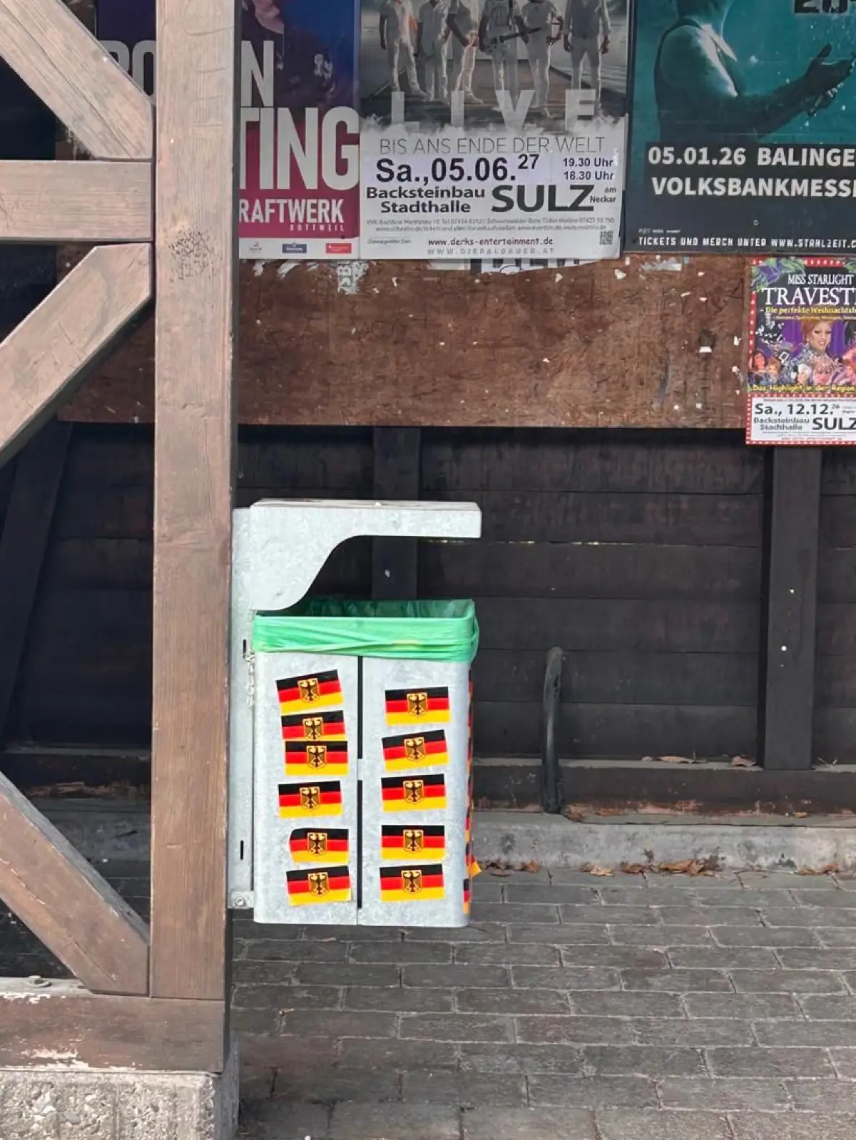 Fast schon in Reih und Glied: Zahlreiche Deutschland-Aufkleber landeten auf diesem öffentlichen Mülleimer in Empfingen.