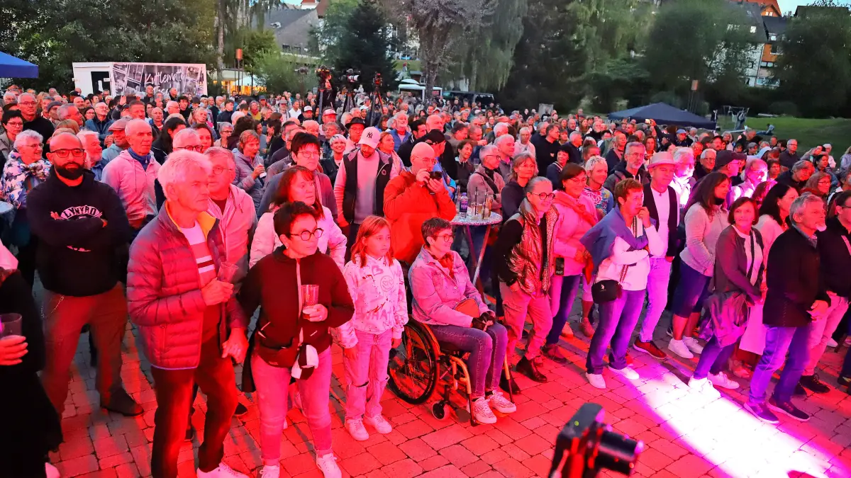 In Gedenken an Wolfgang „Schorle“ Schyle spielten die Wombats in Normalbesetzung mit verschiedenen Gastmusikern, (von links) Ralph „Steckle“ Schneider, Rebecca Peschke, Schlagzeuger Rolf Schmidt, Tino Schneider, Gastmusiker Alexander „Fury“ Duffner sowie Hans Bausch im Schonacher Kurpark.