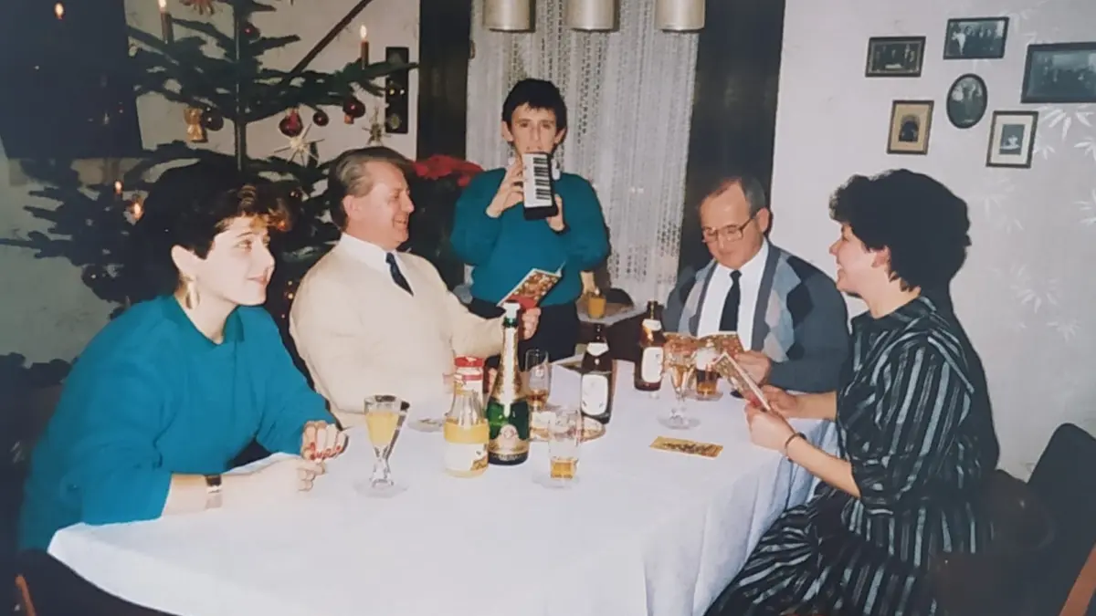 Heiligabend in den 1980er-Jahren bei Familie Dettling in Fischingen. Ziehsohn Irfan Kavi spielte auf der Melodika weihnachtliche Weisen. Von links: Irfans Schwester Yasemin, Werner Dettling, Irfan, sein Vater und Inge Dettling.
